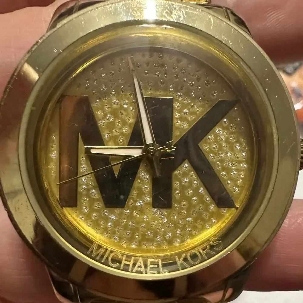 Michael Kors-3113 Woman’s Gold Tone Watch w/new Battery 100 Meters tested works - Picture 3 of 12